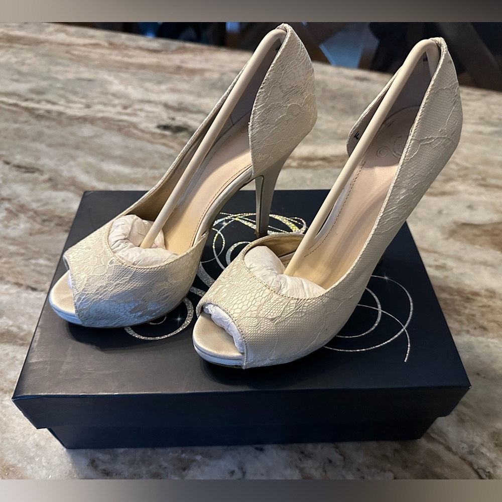 Disney GLASS SLIPPER COLLECTION wedding Shoes Royal Ivory 7.5M US.